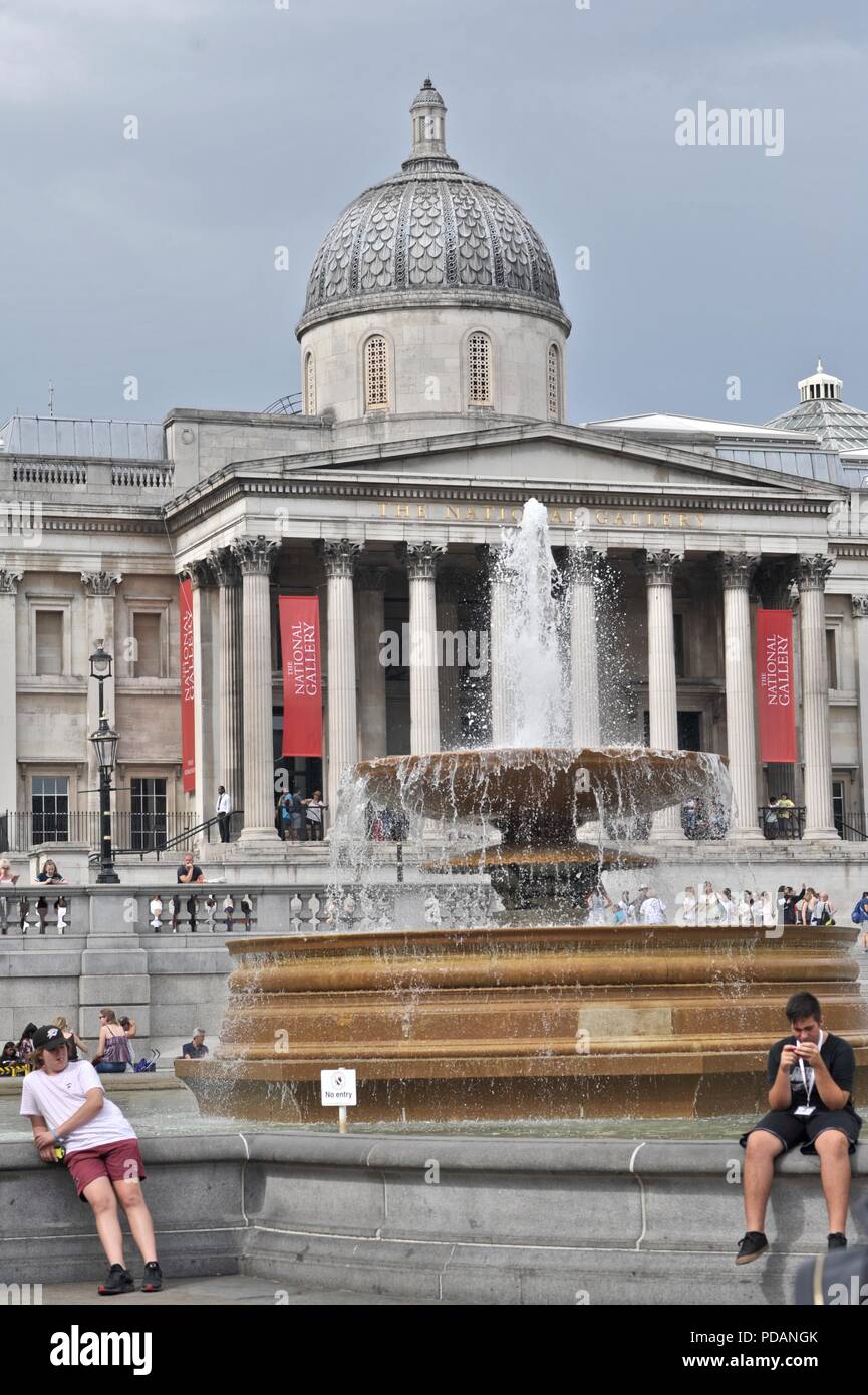 Wasserspiel In Trafalgar Square London Stockfotografie Alamy