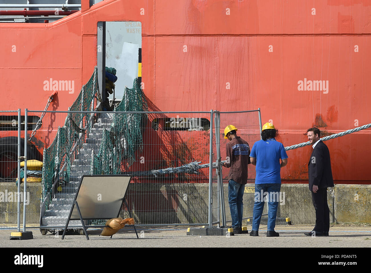 Kapitän Nikesh Rastogi (Mitte) spricht mit Paul Haworth (rechts), Direktor bei der Kanzlei Birketts, über Vorbereitung nach 18 Monaten an Bord der indischen Versorgungsschiff Malaviya 20 im Hafen von Great Yarmouth mehrdrähtig, nach Hause zurückzukehren. Stockfoto