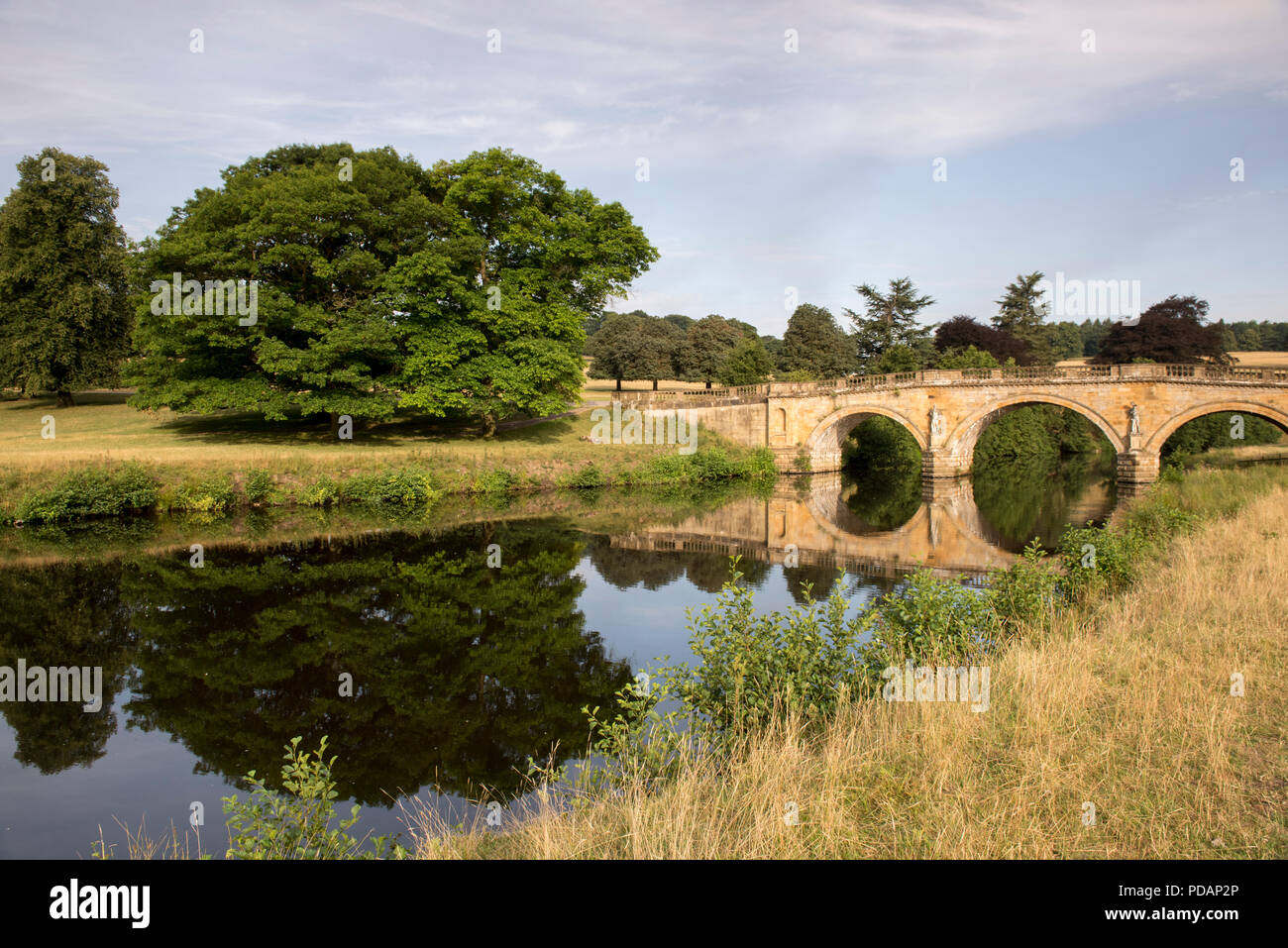 Brücke über den Fluss Derwent im Chatsworth House, Peak District Derbyshire England UK Stockfoto