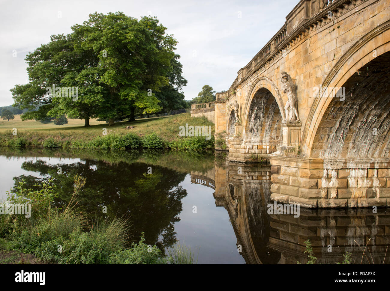 Brücke über den Fluss Derwent im Chatsworth House, Peak District Derbyshire England UK Stockfoto