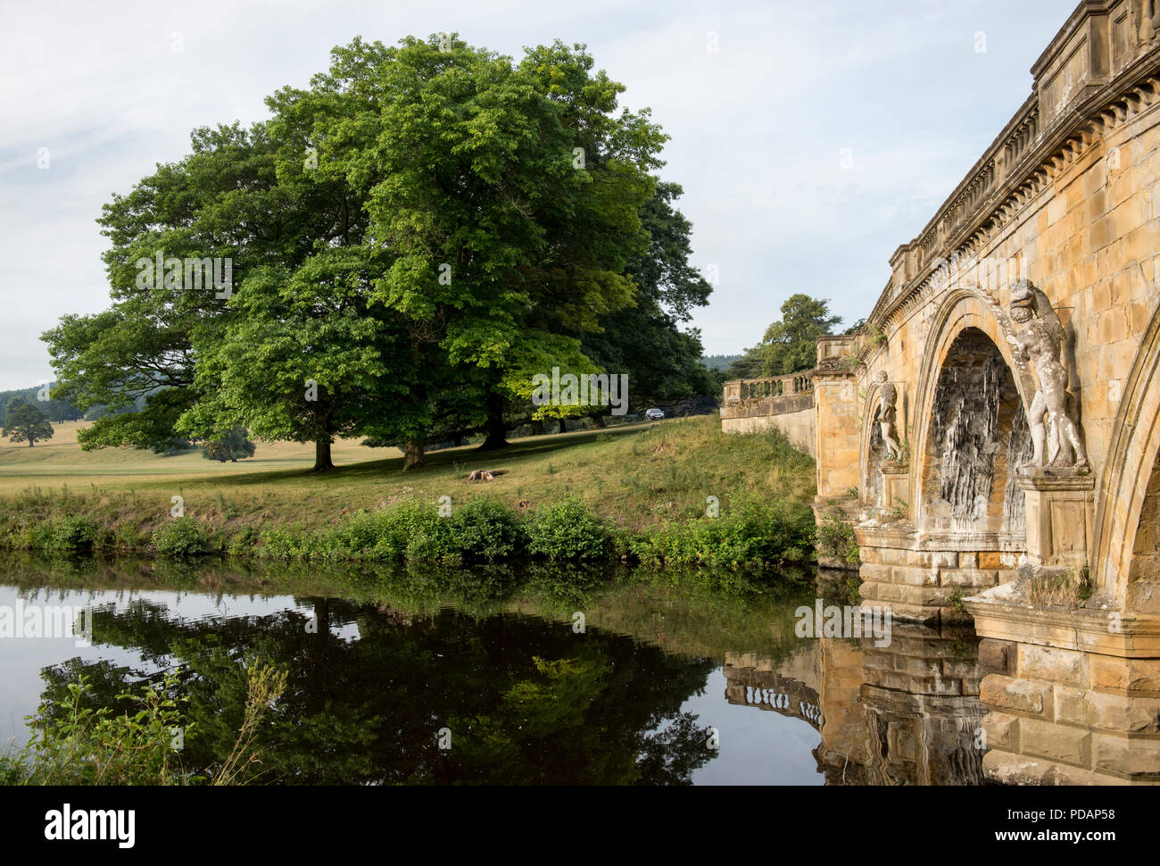 Brücke über den Fluss Derwent im Chatsworth House, Peak District Derbyshire England UK Stockfoto