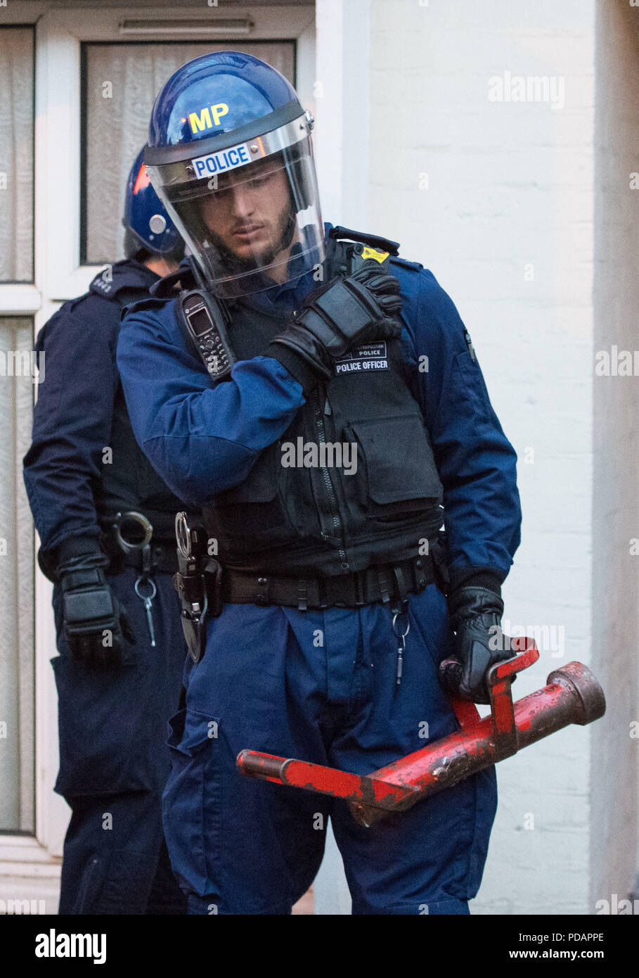 Polizisten raid eine Adresse in Peckham, London, während eine Reihe von Überfällen ein organisierter Kriminalitaet Drogen Versorgung im Süden Londons zu bekämpfen. Stockfoto