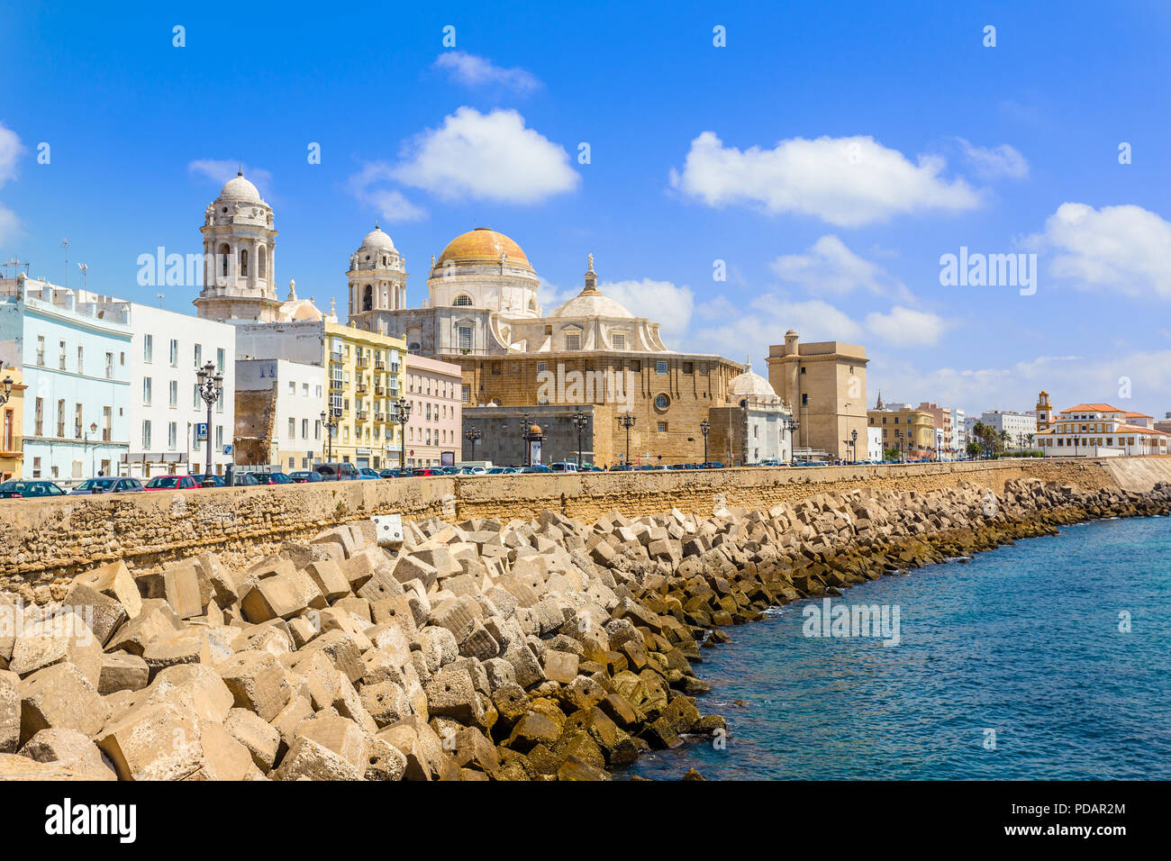 Meerblick von Cadiz mit Kathedrale und Straße im Hintergrund, Cadiz, Spanien Stockfoto