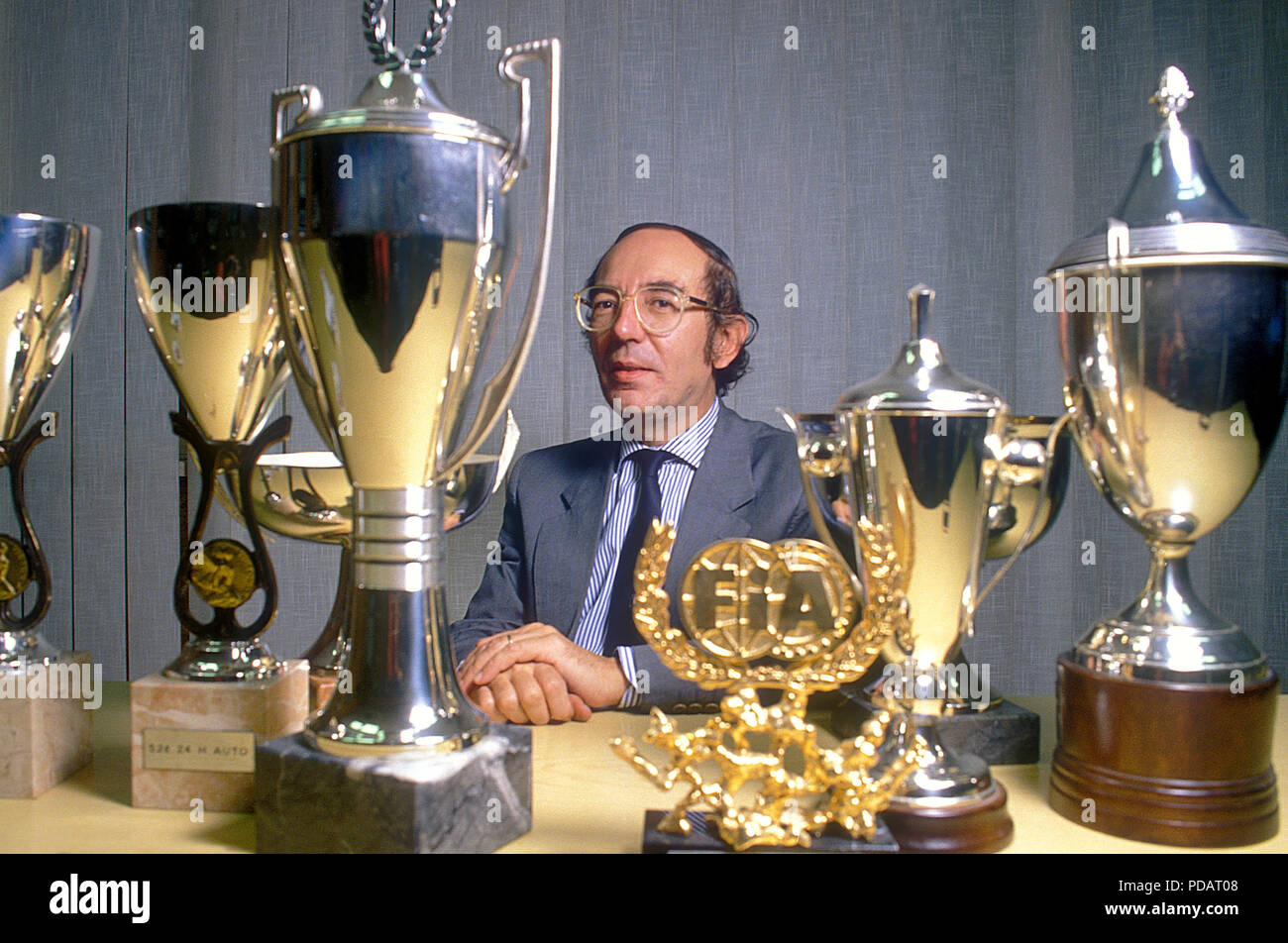 Claudio Lombardi Generaldirektor der Abarth und Lancia Rally Team in den 1980er und 1990er Jahren in seinem Büro mit vielen der Rallye Trophäen in Turin 1995 Stockfoto
