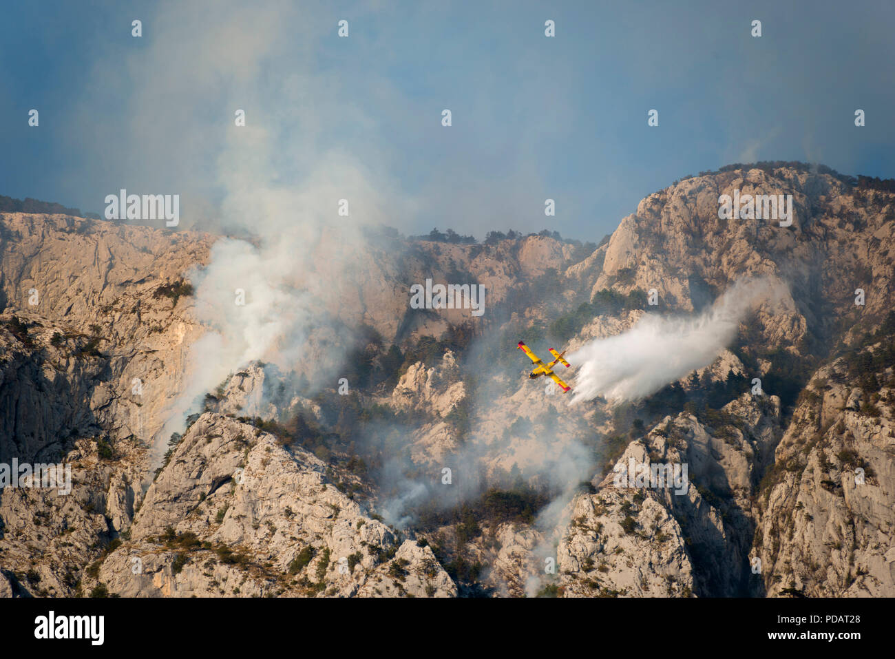 Die Brandbekämpfung Ebene auf Waldbrände, Dalmatien, Kroatien Stockfoto