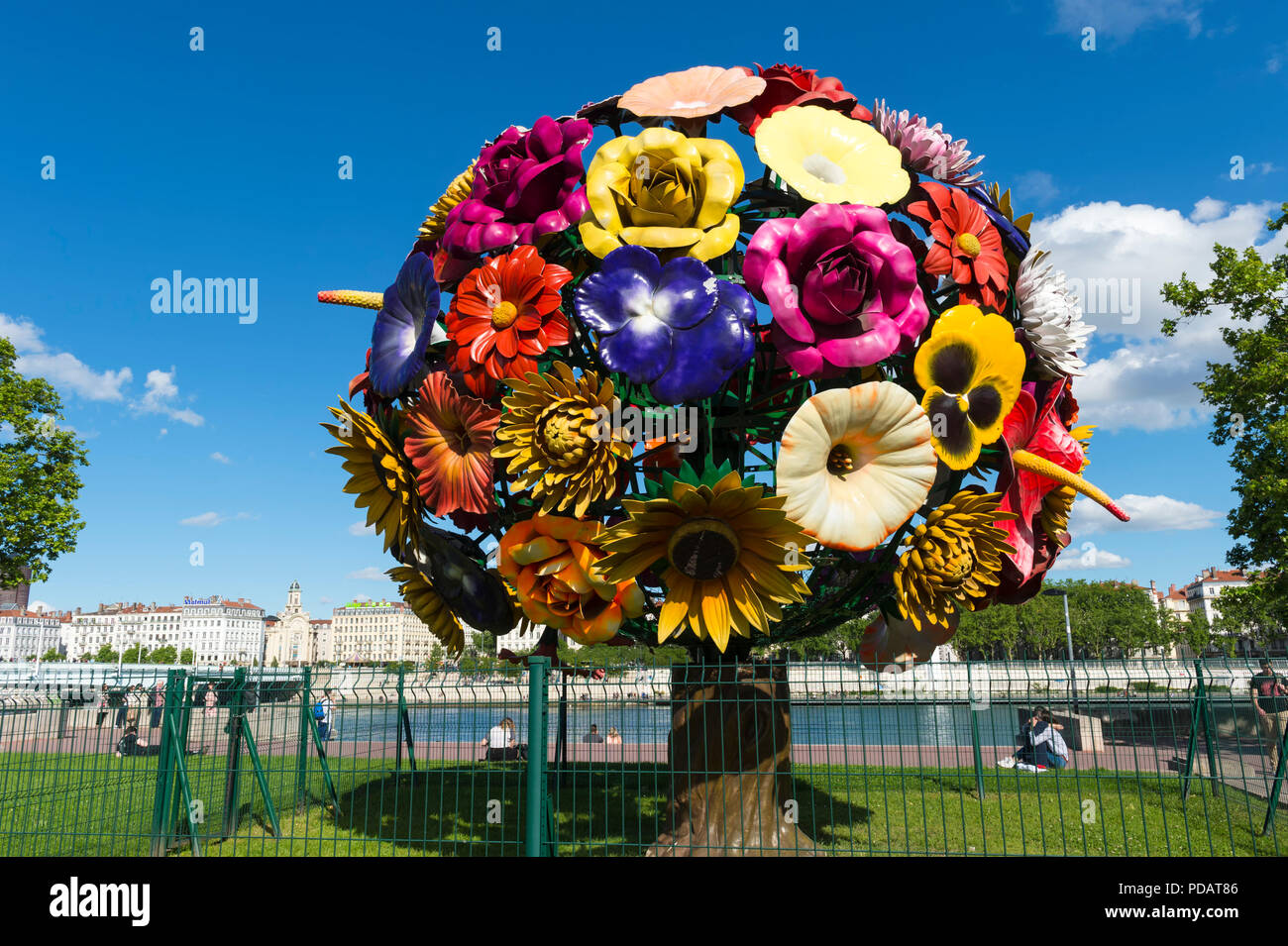 Metallische Blume Baum aus dem koreanischen Künstler Choi Jeong-hwa auf der Rhone Banken, für die redaktionelle Nutzung nur, Lyon, Rhone Alpes, Frankreich Stockfoto