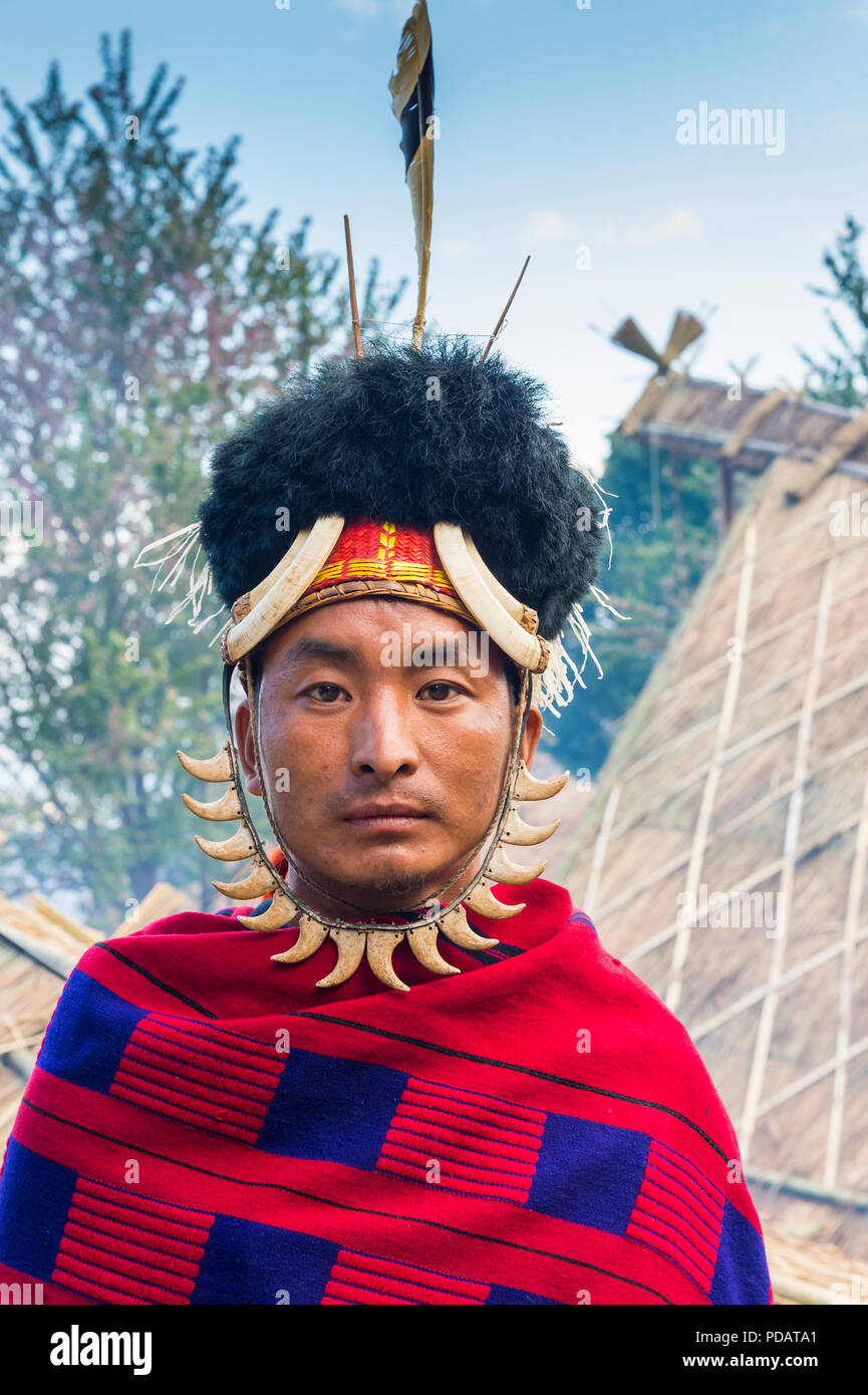 Naga tribal Mann im traditionellen Outfit, Kisima Nagaland Hornbill Festival, Kohima, Nagaland, Indien Stockfoto