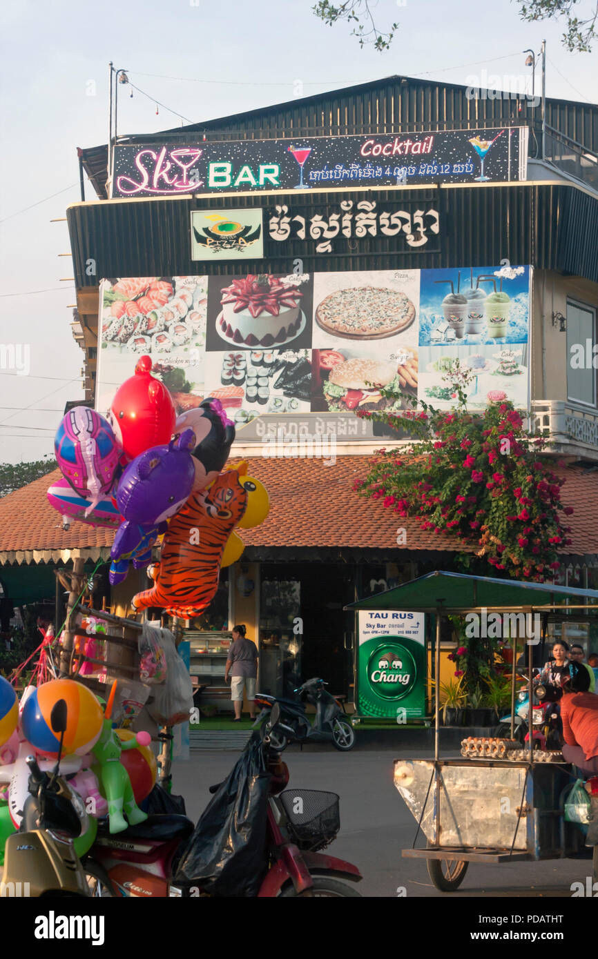 Spielzeug Aufblasbare Ballone und Street Food ist für Verkauf am Riverwalk in der Nähe des Mekong in Kampong Cham, Kambodscha. Stockfoto