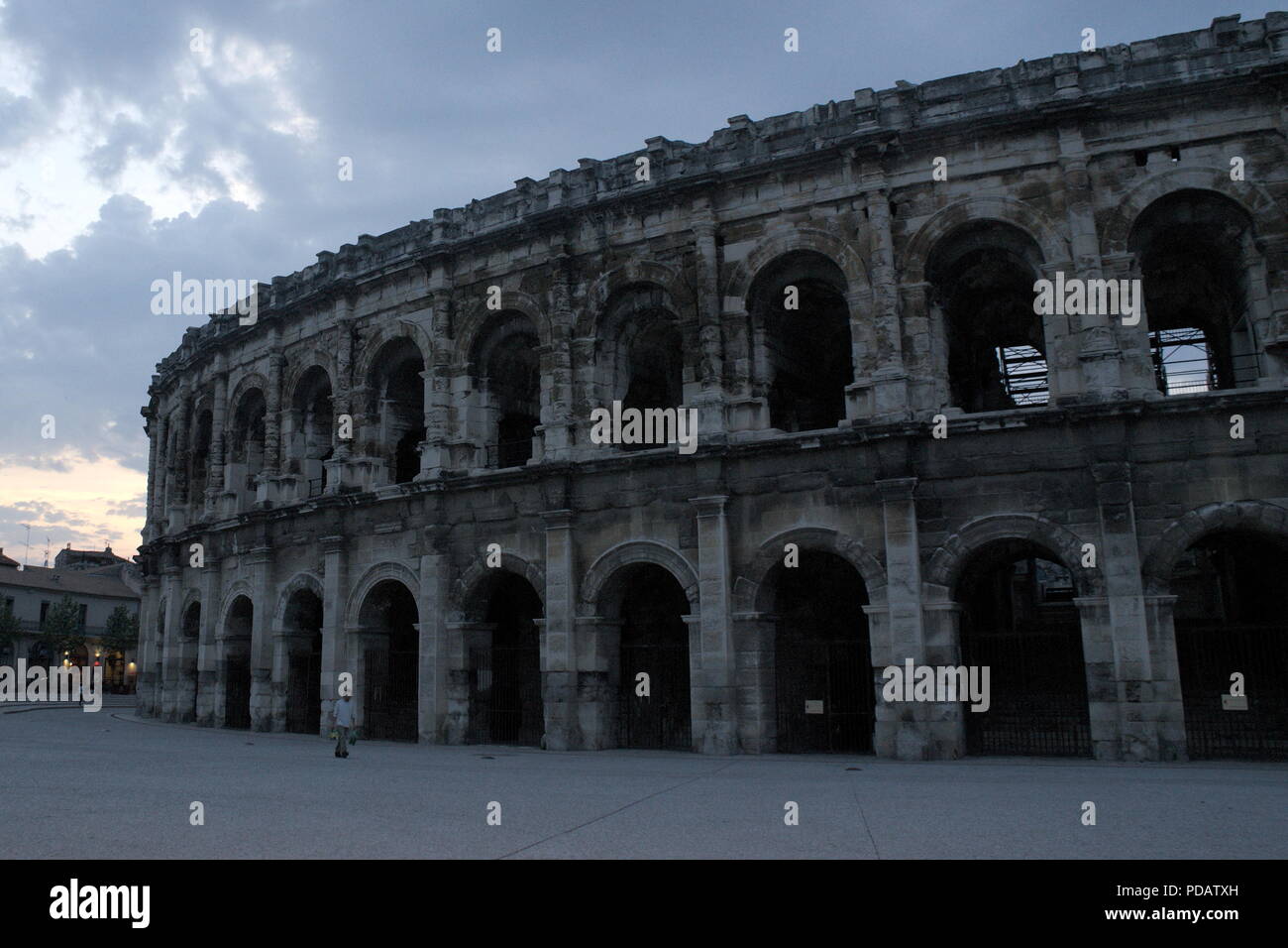 Frankreich, die perfekt erhaltene römische Amphitheater in Nimes. Was ist an diesem Tag für Shows von Theater zu Stierkampf verwendet Stockfoto