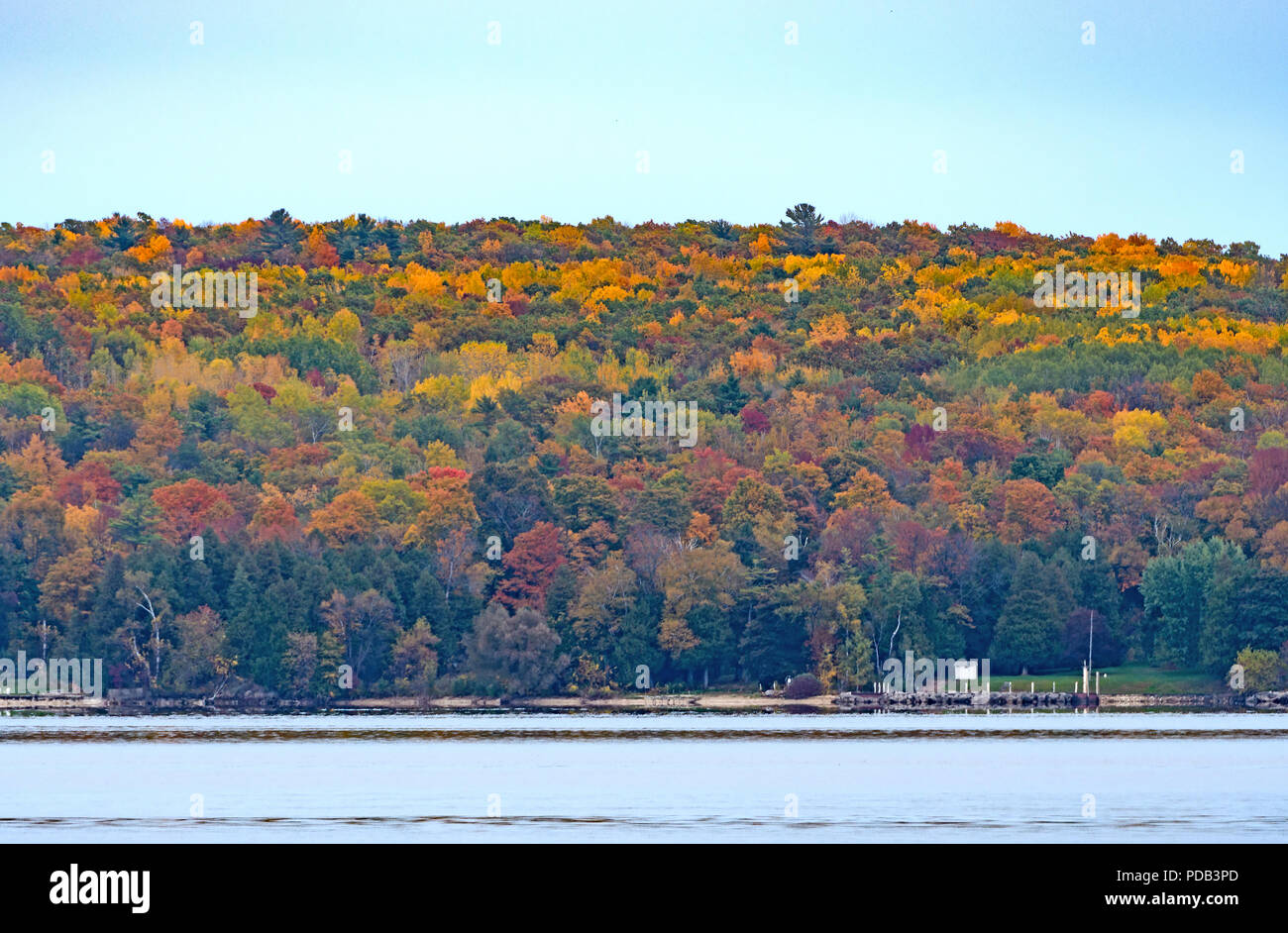 Herbst Farben in einer ruhigen Bucht in der Nähe von Sturgeon Bay am Lake Michigan in Wisconsin Stockfoto