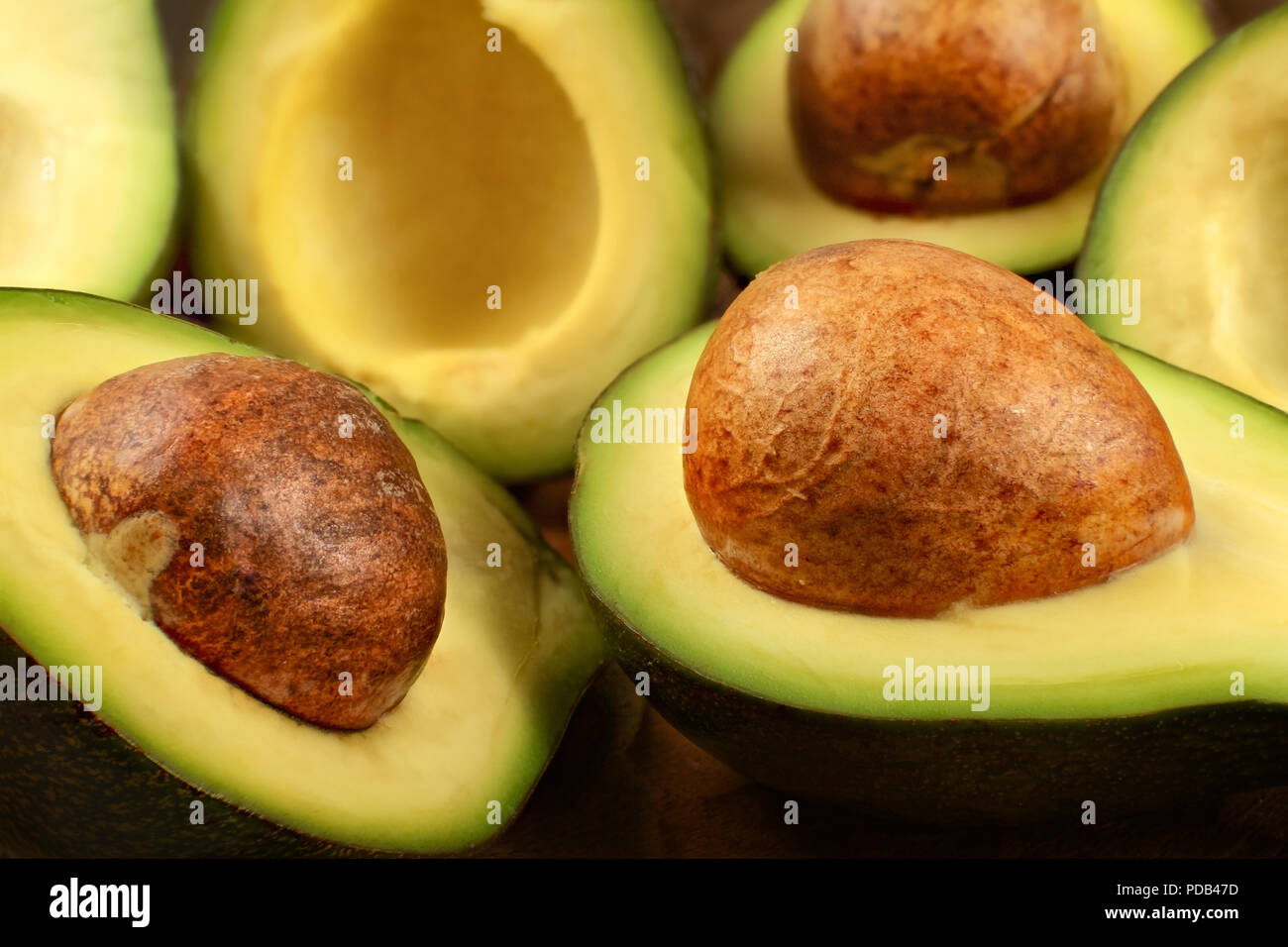 Closeup detail-Heap von Avocados halbieren, mit braunen Samen. Stockfoto