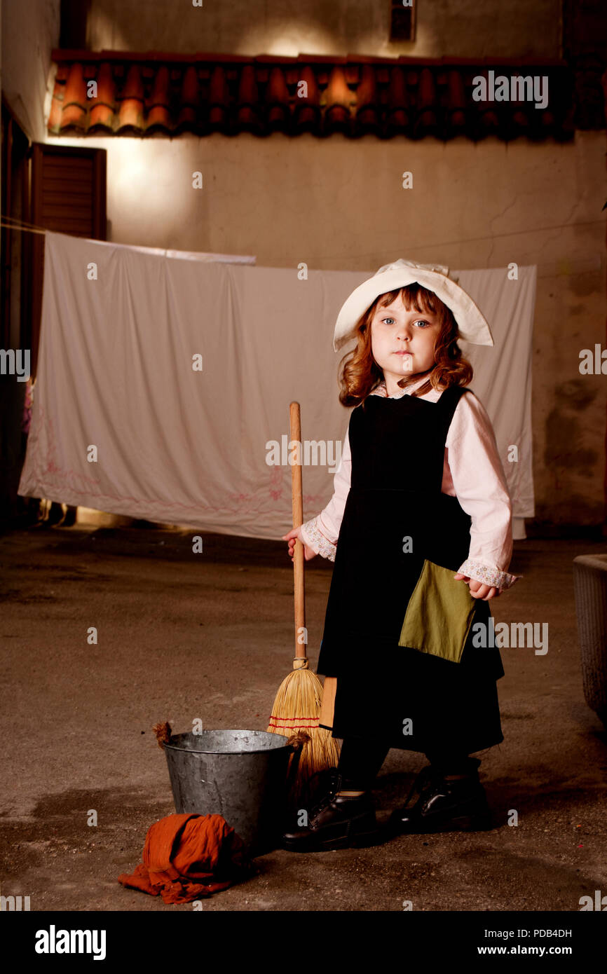 Porträt eines kleinen kaukasische Mädchen im Zeichen von Aschenputtel Stockfoto