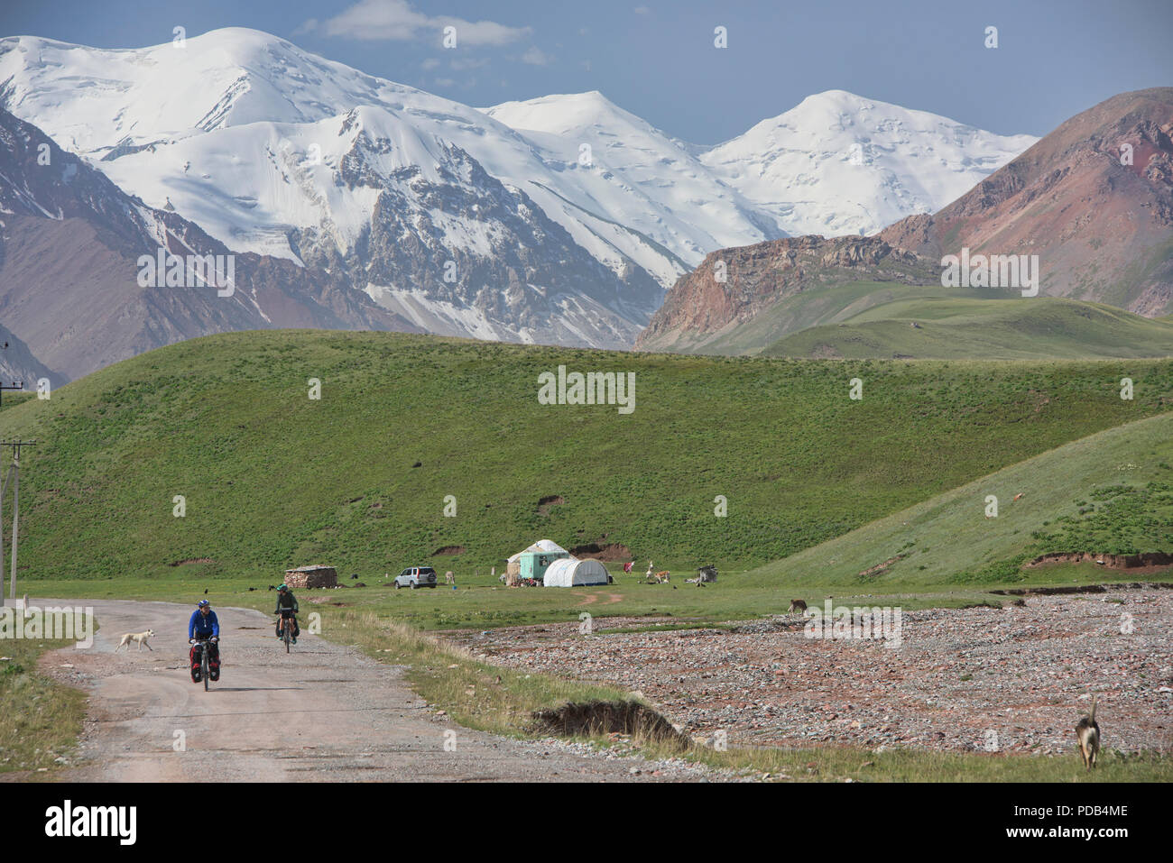 Radfahrer Abschluss eine Fahrt des Pamir Highway, Kirgisistan Stockfoto