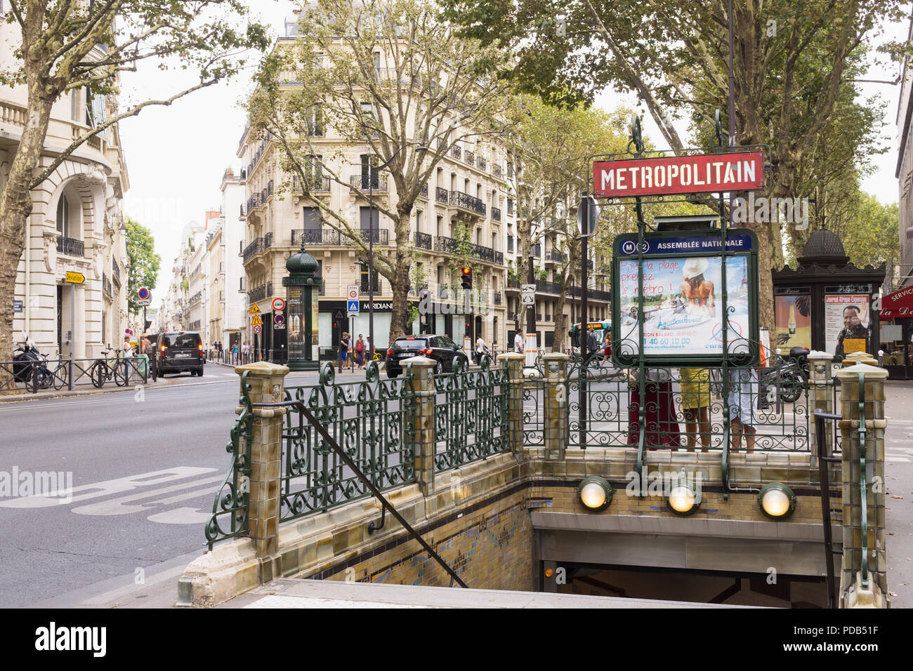 Pariser Metrostation Eingang - Eingang zum Pariser Metrostation Assemblée Nationale in der 7. Arrondissement, Frankreich, Europa. Stockfoto
