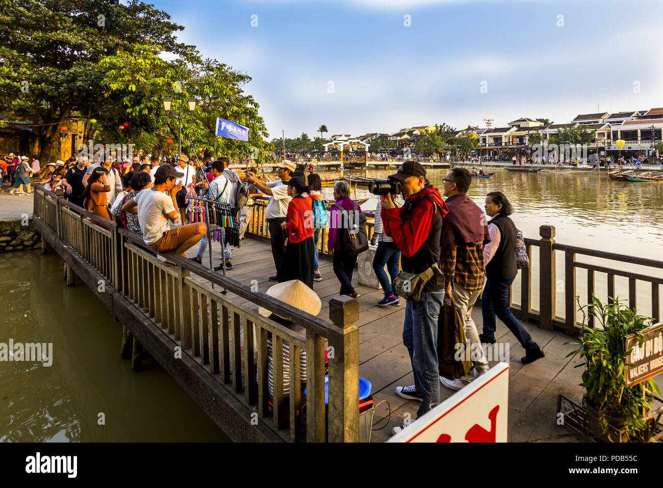 08. Dezember 2017, Hoi an Ancient Town, VN. Eine Menge auf der Brücke, die die berühmte japanische Brücke überblickt, als ein Fotograf ein Foto macht. Stockfoto