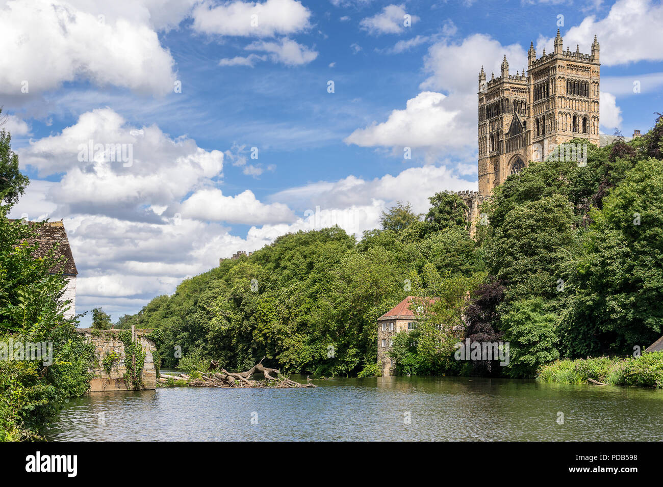Mit Blick auf den Fluss zu Durham Cathedral Verschleiß Stockfoto