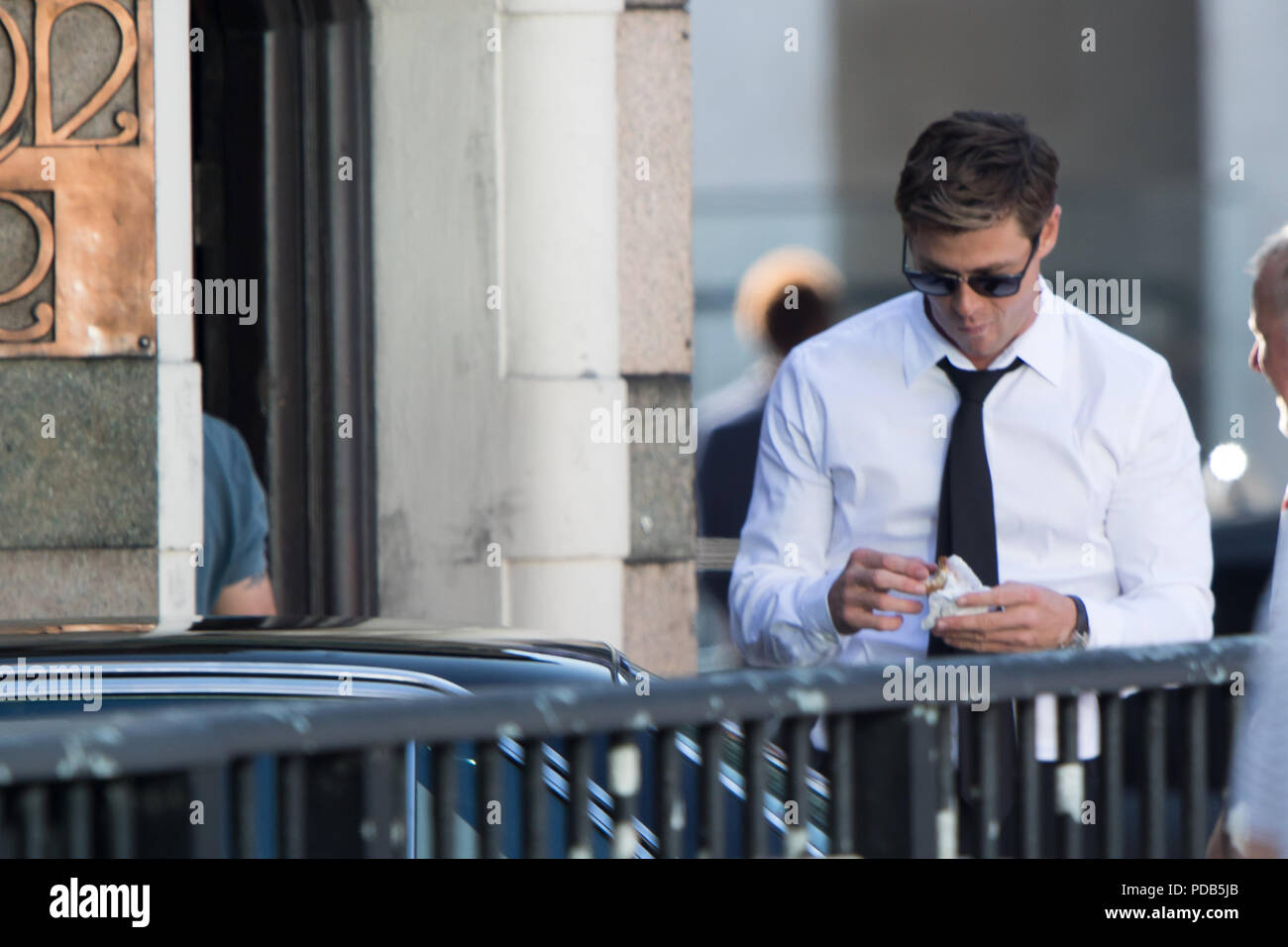 Chris Hemsworth ist auf den Straßen von London am ersten Tag der Dreharbeiten für die neue Men in Black Film entdeckt. Mit: Chris Hemsworth Wo: London, Großbritannien Wann: 08 Aug 2018 Quelle: WENN.com Stockfoto