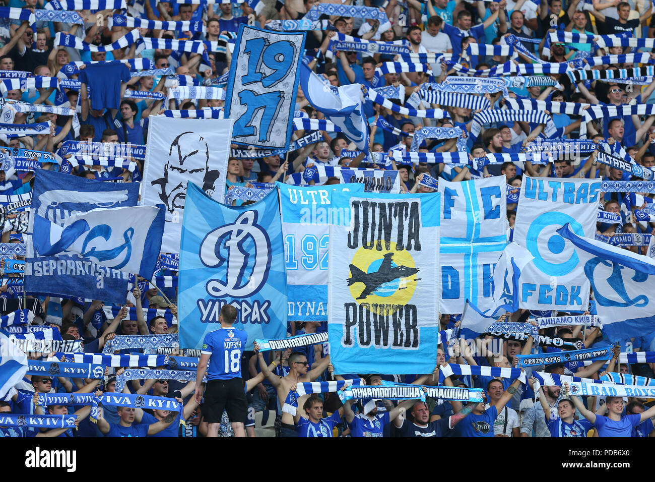 3 August, 2018 - KIEW, UKRAINE: FC Dynamo Fans und Ultras auf die Stände mit weiß-blauen Fahnen und Banner. Der Ukrainische Premier League. Dynamo Kiew - Sha Stockfoto