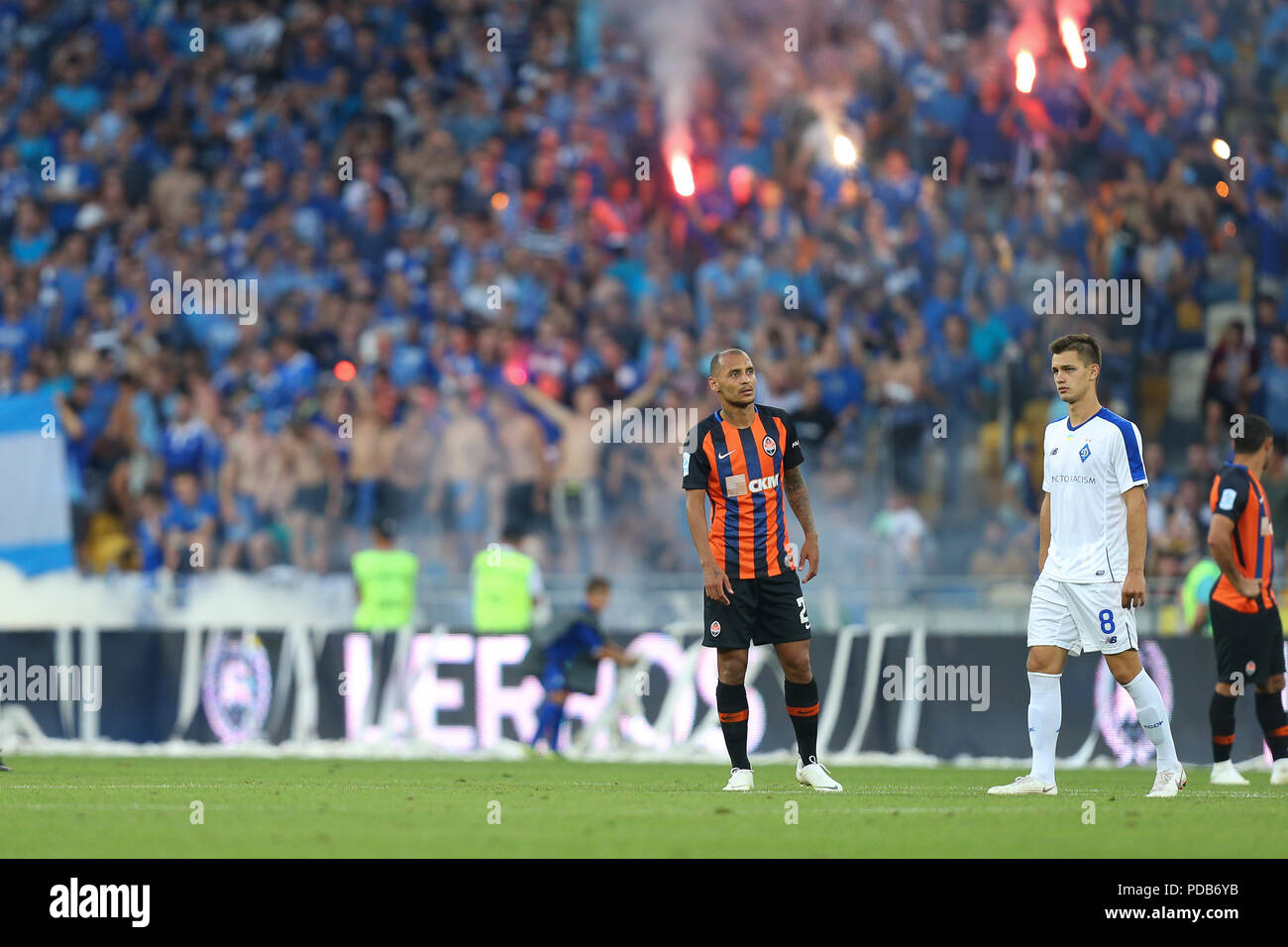 3 August, 2018 - KIEW, UKRAINE: Alan Patrick Lourenco und Volodymyr Shepeliev. Fans und Ultras mit pyro Show auf Hintergrund. Der Ukrainische Premier League. Stockfoto