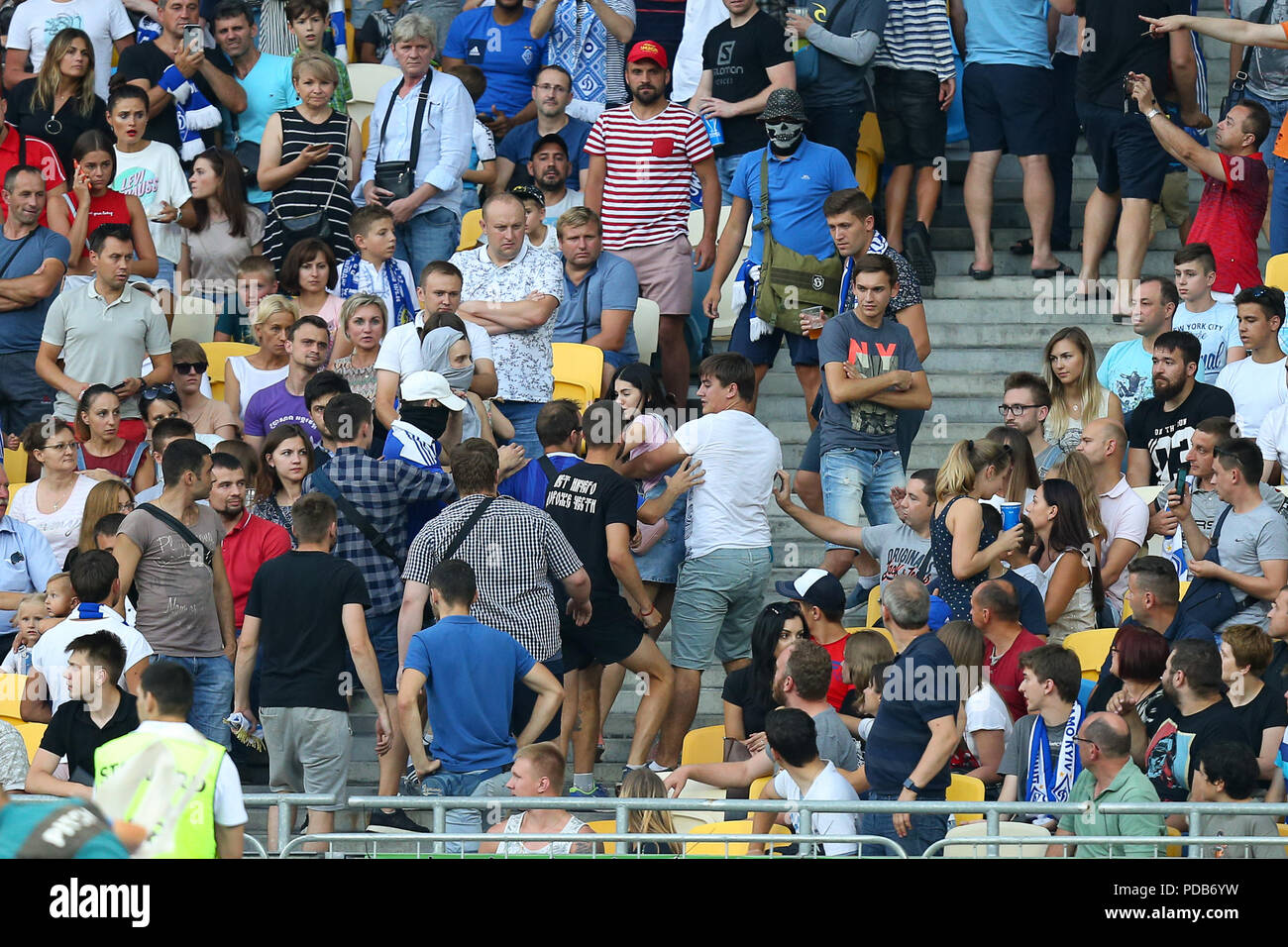 3 August, 2018 - KIEW, UKRAINE: Kampf auf den Ständen zwischen den Fans und Ultras. Der Ukrainische Premier League. Dynamo Kiew - Shakhtar Donetsk Stockfoto