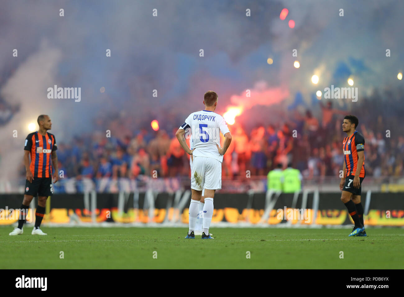 3 August, 2018 - KIEW, UKRAINE: Pyro Show von ultras auf den Ständen, Sergej Sydorchuk wieder in Vordergrund. Der Ukrainische Premier League. Dynamo Kiew - Shakht Stockfoto