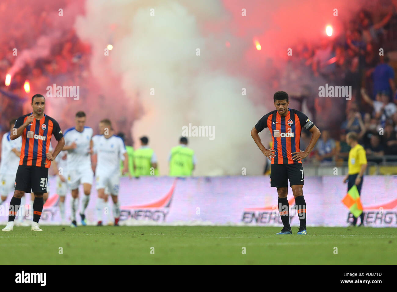 3 August, 2018 - KIEW, UKRAINE: Shakhtar Donetsk player Emotionen nach räumte ein Ziel. Pyro Show von Dynamo ultras für den Hintergrund. Der Ukrainische Premier Leag Stockfoto