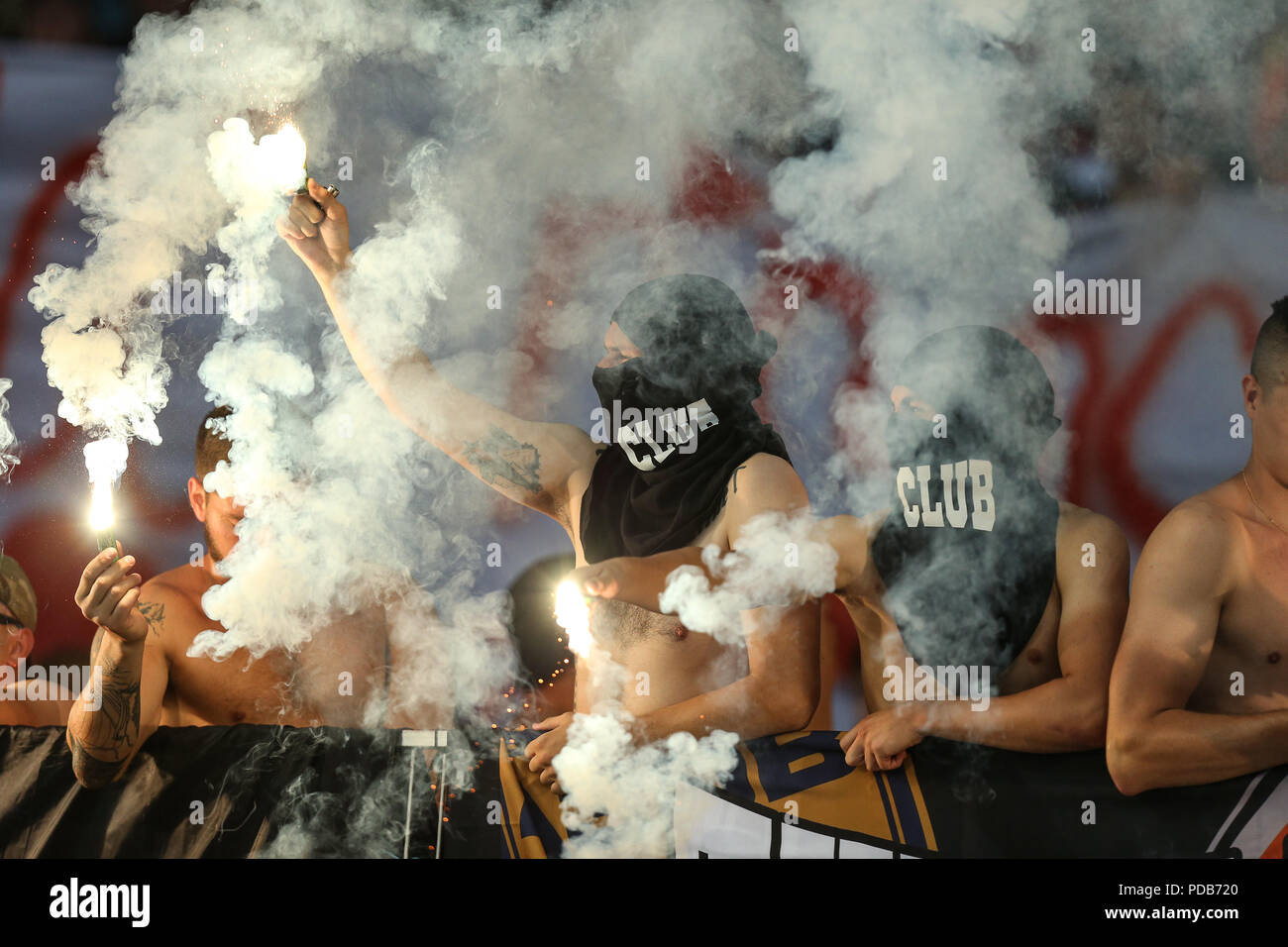 3 August, 2018 - KIEW, UKRAINE: Spektakuläre pyro Show auf der steht auf der Seite der Ultras und Fans von Bergmann. Der Ukrainische Premier League. Dynamo Kiew - Bergmann D Stockfoto