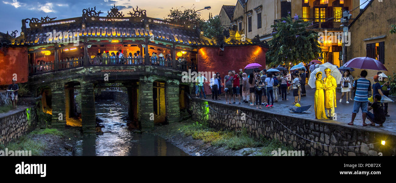 Altstadt von Hoi An, Nacht, Hochzeit Fotoshooting an der Japanische Brücke in Hoi An Stadt. Stockfoto