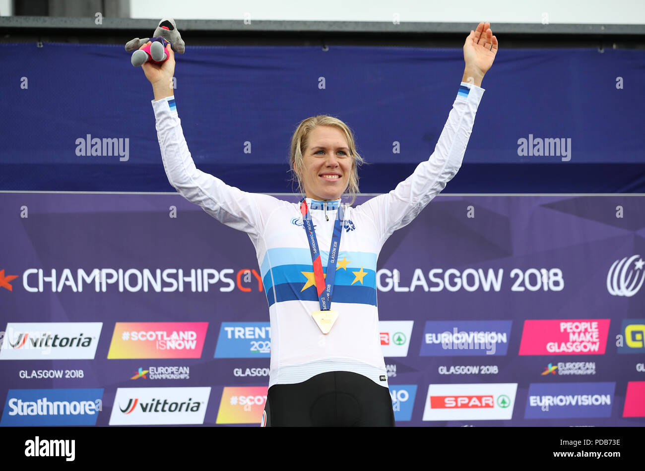 Niederlande" Ellen Van Dijk feiert Gold gewinnen im Zeitfahren der Frauen während der Tag sieben der 2018 Europameisterschaften im Glasgow Radfahren Road Race Course. Stockfoto