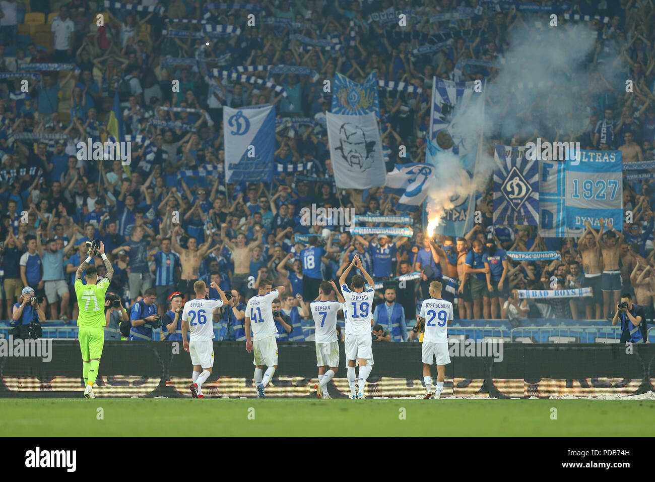 3 August, 2018 - KIEW, UKRAINE: Dynamo Kiew Spieler applaudieren zu ihren Fans und Ultras nach dem großen Sieg. Moment der Herrlichkeit. Der Ukrainische Premier League. Stockfoto