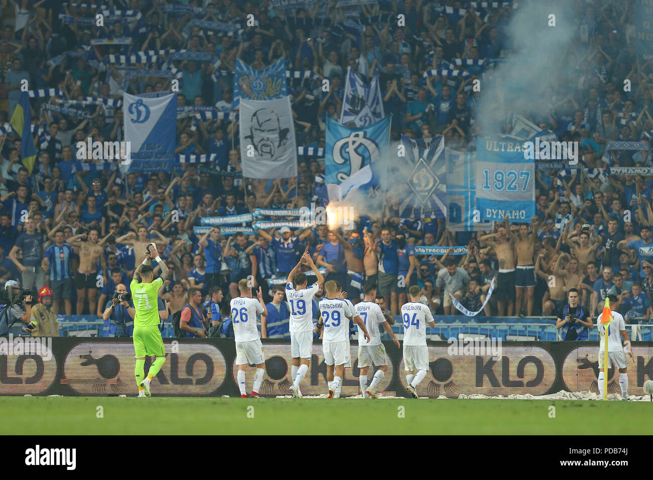 3 August, 2018 - KIEW, UKRAINE: Dynamo Kiew Spieler applaudieren zu ihren Fans und Ultras nach dem großen Sieg. Moment der Herrlichkeit. Der Ukrainische Premier League. Stockfoto