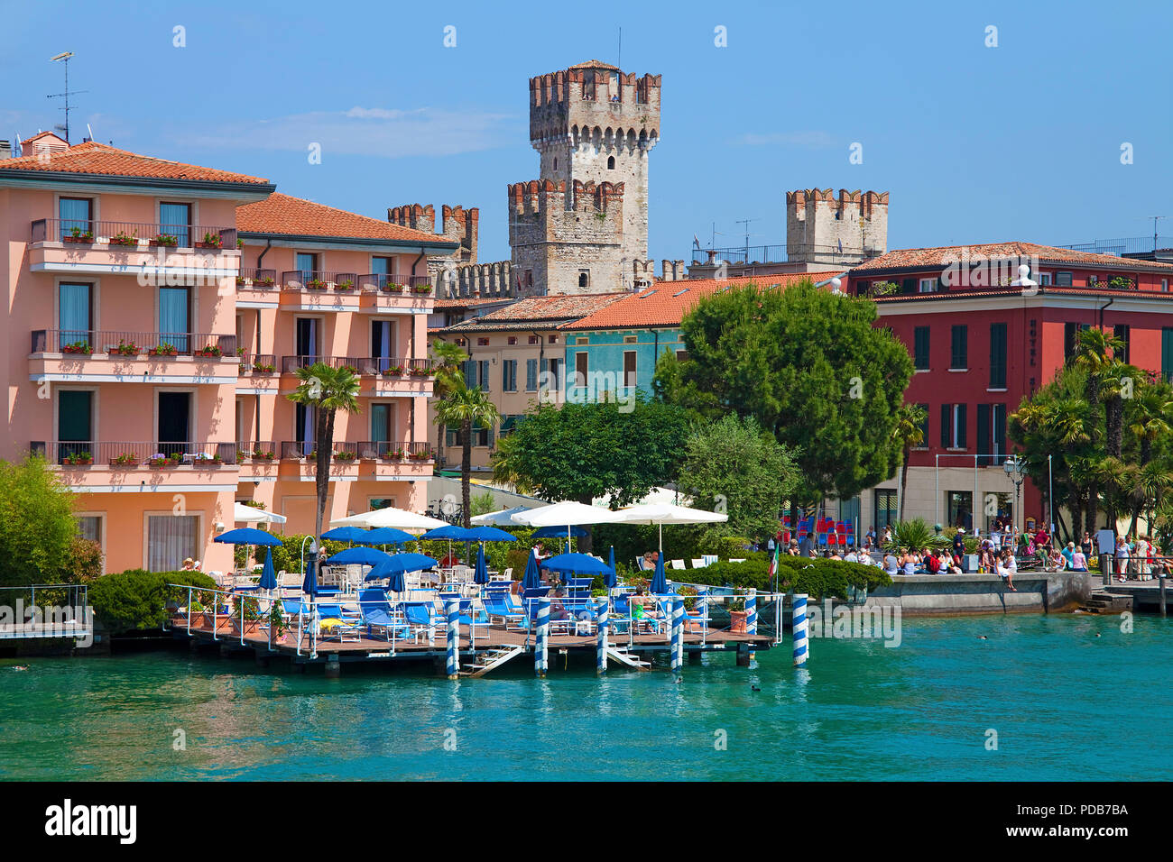Restaurant an einem Dock am Lakeside, Scaliger Burg, Wahrzeichen von Sirmione, Gardasee, Lombardei, Italien Stockfoto