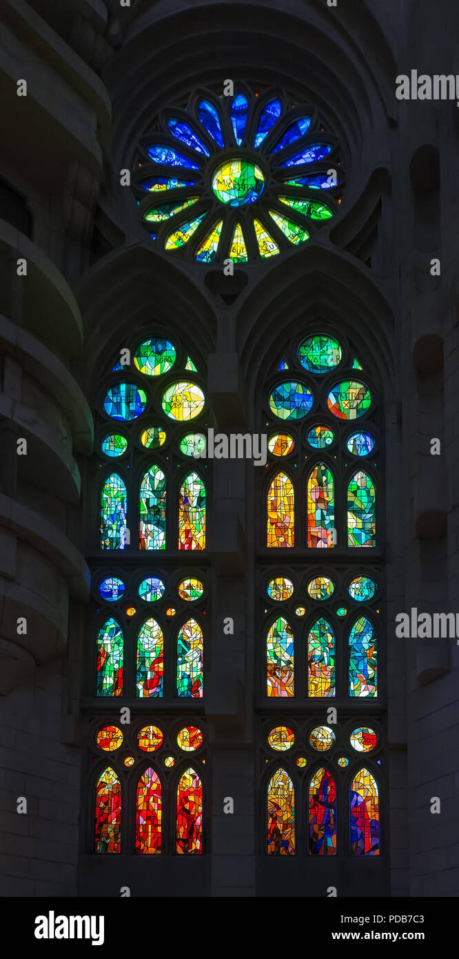 Geometrische Glasmalerei Designs in Sagrada Familia, Barcelona, Spanien. Jede Einheit ist nach einer Person oder einem Ort der religiösen Bedeutung benannt und Stockfoto