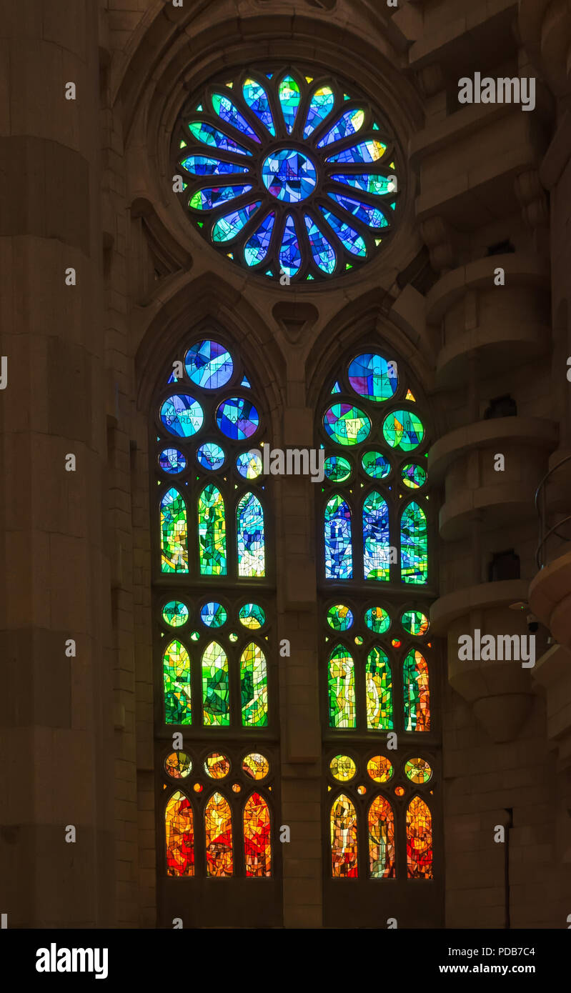 Geometrische Glasmalerei Designs in Sagrada Familia, Barcelona, Spanien. Jede Einheit ist nach einer Person oder einem Ort der religiösen Bedeutung benannt und Stockfoto