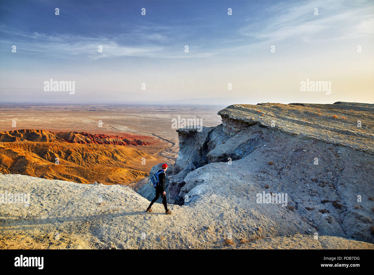 Touristische wandern im surrealen weiße Berge im Desert Park Altyn Emel in Kasachstan Stockfoto