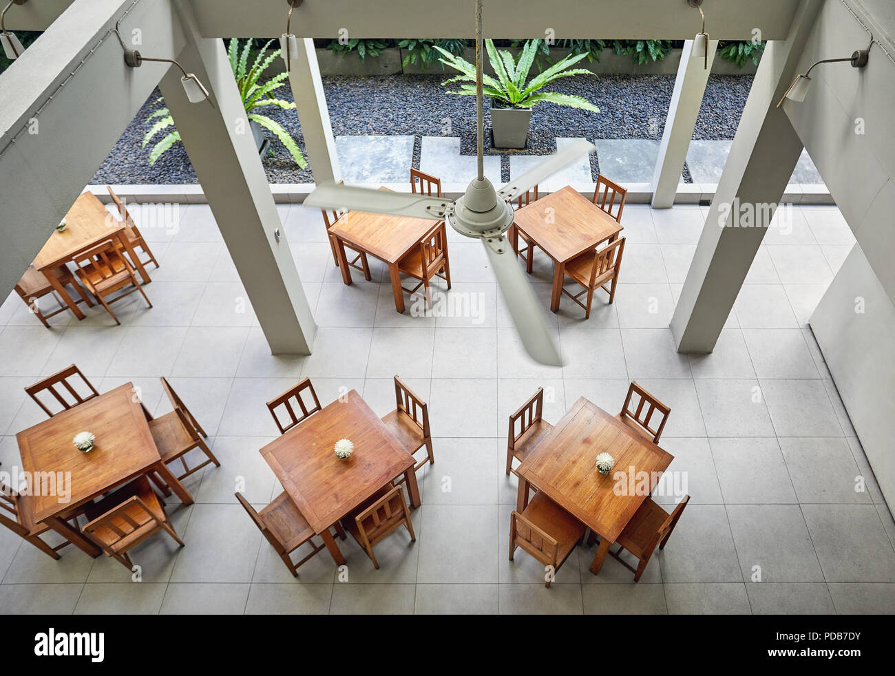 Luftaufnahme von Tischen und Stühlen in leeren Café des Hotels. Loft Innenraumkonzept. Stockfoto