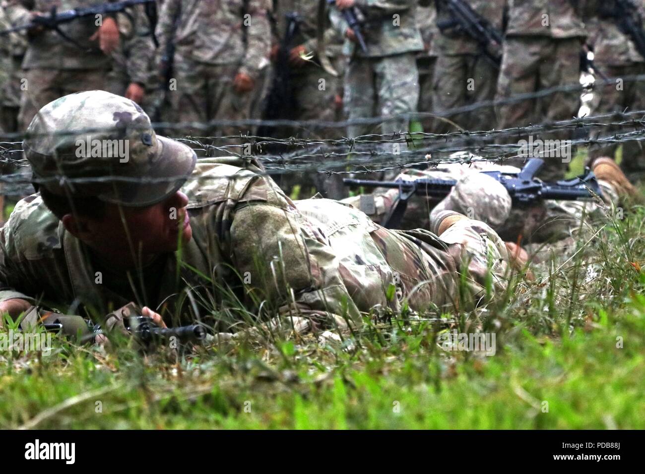 Us-Armee Soldat führt die "Kriechen" unter Konstantin Kabel im Jungle Warfare School, Achiase Militärbasis, Akim Achiase, Ghana, August 1, 2018. Die Jungle Warfare School ist eine Reihe von situativen Übungen entwickelt, die Teilnehmer in die Train-Aufstand und die innere Sicherheit. (U.S. Armee Foto: Staff Sgt. Charles Stefan) Stockfoto