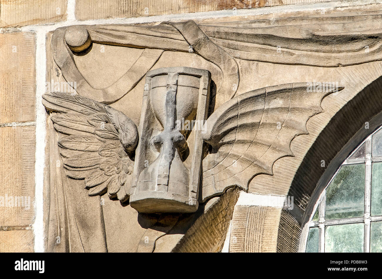 Leiden, Niederlande, 25. April 2018: Detail der Fassade des Hooglandse Kerk zeigt eine Sanduhr mit wingsto symbolisieren die Phrase "die Zeit vergeht" Stockfoto