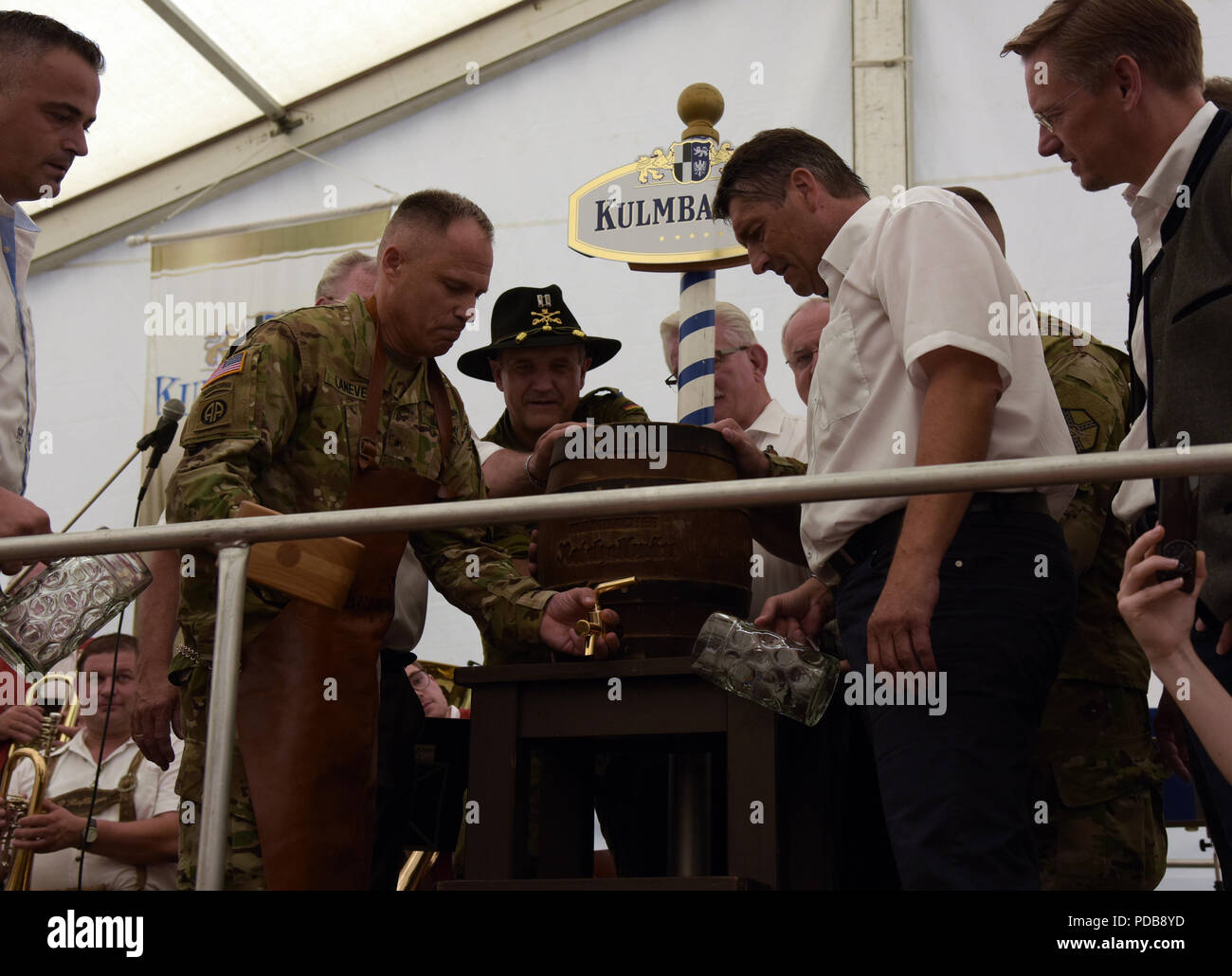 Us-Armee Brig. Gen. Chris LaNeve, Kommandierender General der 7. Armee den Befehl, tippt auf den zeremoniellen ersten Bier Fass der 60. deutsch-amerikanischen Volksfest in Grafenwöhr, Deutschland, Aug 3, 2018 zu öffnen. Stockfoto