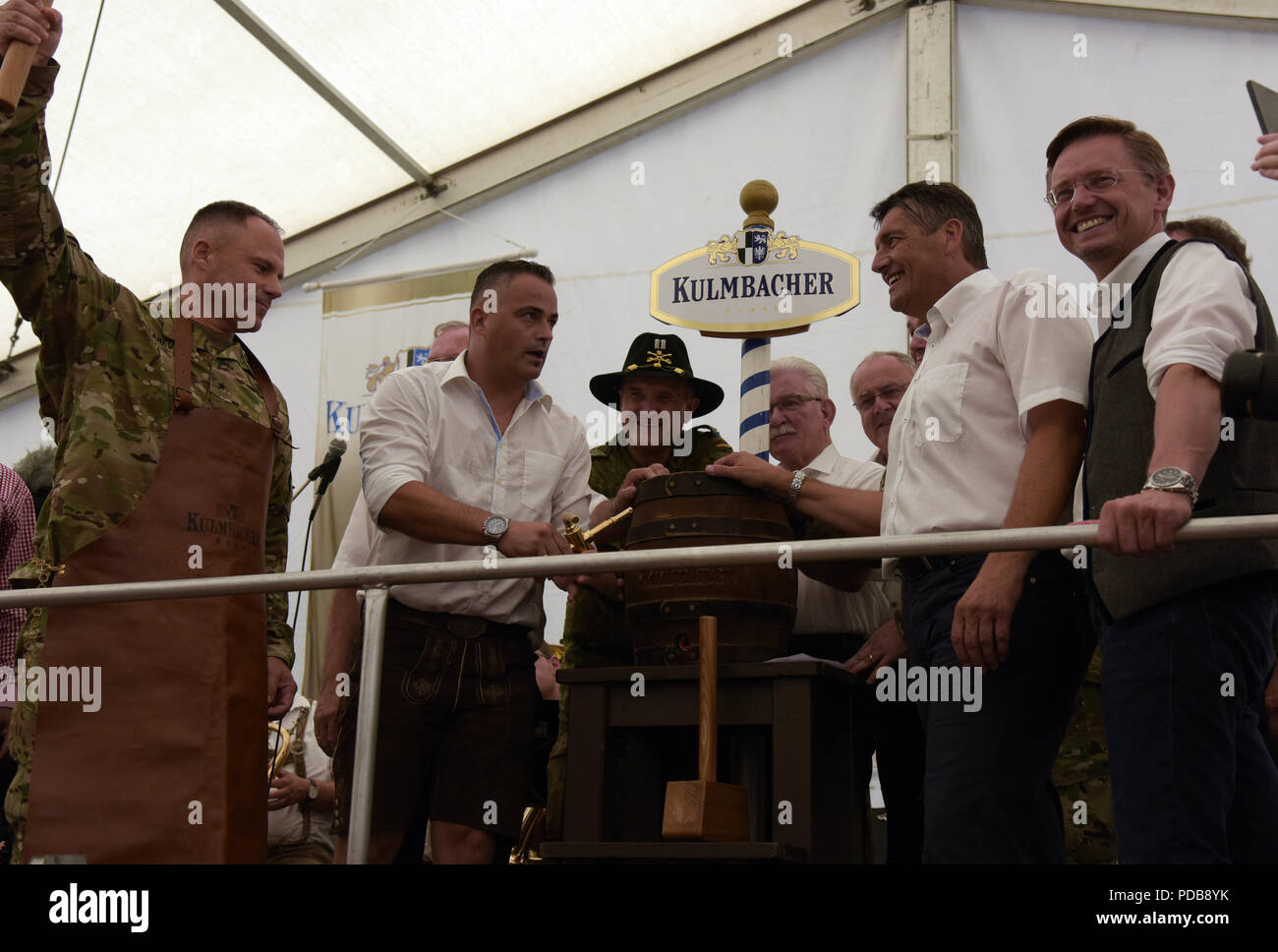 Us-Armee Brig. Gen. Chris LaNeve (links), Kommandierender General der 7. Armee den Befehl, bereitet die zeremoniellen ersten Fass Bier der 60. deutsch-amerikanischen Volksfest in Grafenwöhr, Deutschland, Aug 3, 2018 zu öffnen, tippen Sie auf Stockfoto