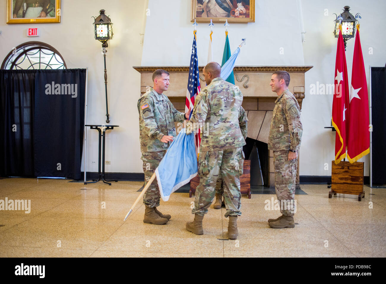 FORT Benning, Ga (Aug. 3, 2018) - Generalmajor Gary M. Brito, Zentrum, die Manöver Center of Excellence, Hände der US Army Infantry School Farben nach Brig. General David M. Hodne, Links, den neuen Kommandanten der Infanterie Schule. Die MCoE hielt einen Wechsel der Verantwortung für die Infanterieschule Aug 3 Benning Club in Fort Benning, Georgia, einladende Hodne. Oberst Townley R. Hedrick, Recht, die diente als Kommandant der Infanterie Schule seit Mai, ist bleibend auf als stellvertretender Kommandant. (U.S. Armee Foto von Patrick Albright, Manöver, Center of Excellence, Fort Benning Public Affairs) Stockfoto