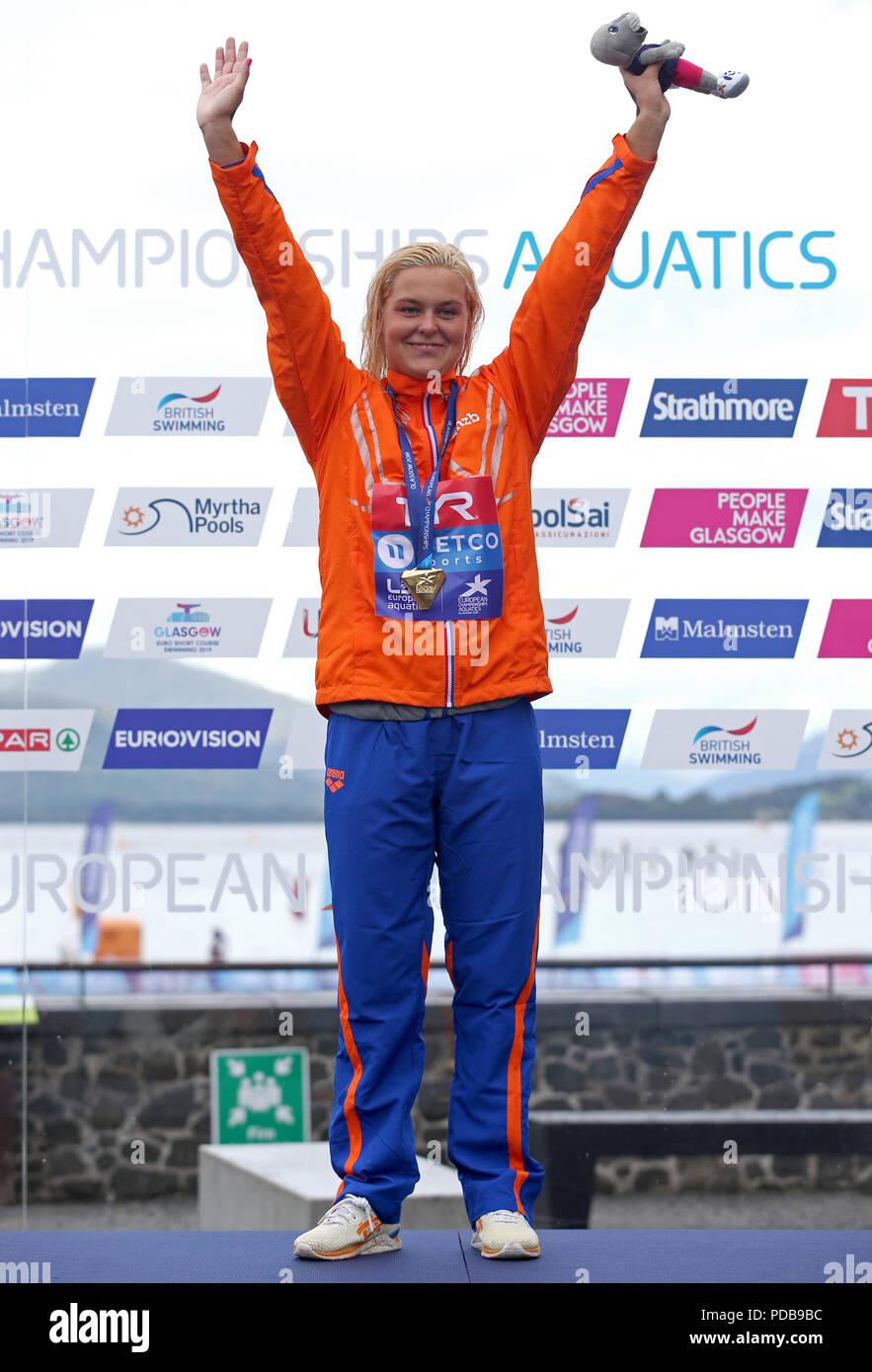 Goldmedaille des Gewinners Netherland Sharon Van Rouwendaal auf dem Podium für die Frauen 5 km im offenen Wasser am Tag sieben der 2018 Europameisterschaft am Loch Lomond, Stirling. Stockfoto