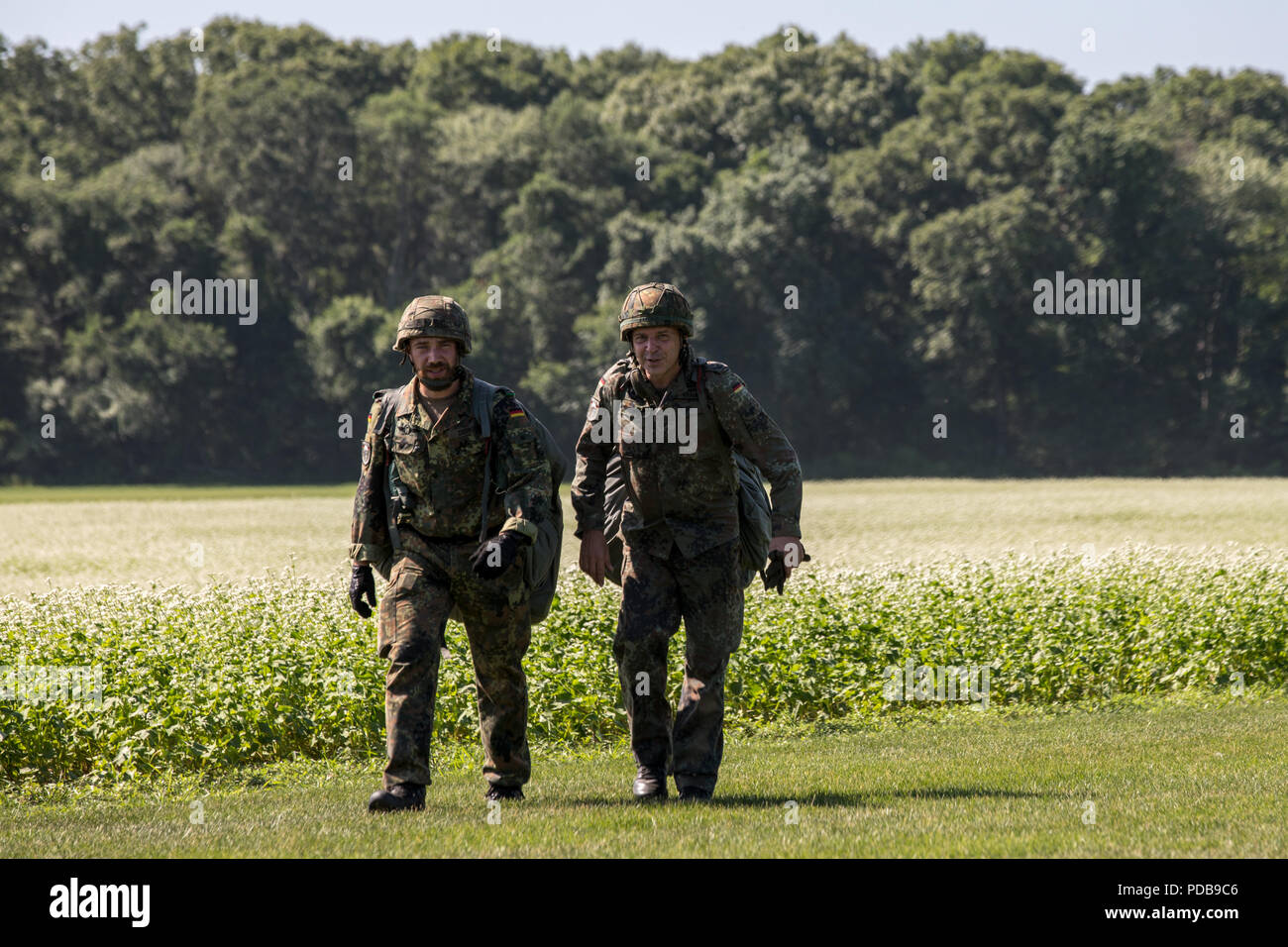 Deutsche Fallschirmjäger zu Fuß über Schloss Drop Zone nach der Teilnahme an einem Einarbeitung springen als Teil der Leapfest an der Universität von Rhode Island, West Kingston, R.I., Aug 2, 2018. Leapfest ist der größte und am längsten bestehende, internationale statische Linie Fallschirm Training und Wettbewerb veranstaltet vom 56. Truppe den Befehl, Rhode-Island Army National Guard hohen Niveau zu fördern technische und Korpsgeist innerhalb der internationalen Gemeinschaft in der Luft. (U.S. Armee Foto von Sgt. Josephine Carlson) Stockfoto