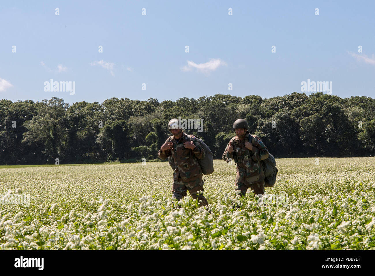 Südafrikanische Fallschirmjäger zu Fuß über Schloss Drop Zone nach der Teilnahme an einem Einarbeitung springen als Teil der Leapfest an der Universität von Rhode Island, West Kingston, R.I., Aug 2, 2018. Leapfest ist der größte und am längsten bestehende, internationale statische Linie Fallschirm Training und Wettbewerb veranstaltet vom 56. Truppe den Befehl, Rhode-Island Army National Guard hohen Niveau zu fördern technische und Korpsgeist innerhalb der internationalen Gemeinschaft in der Luft. (U.S. Armee Foto von Sgt. Josephine Carlson) Stockfoto