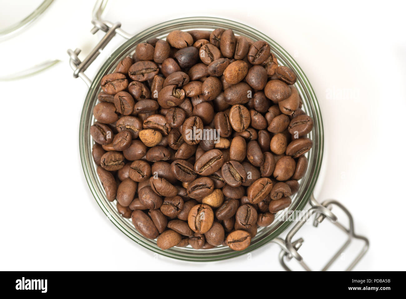 Geröstete Kaffeebohnen in Clip top Storage jar Gesehen von oben auf weißem Hintergrund Stockfoto