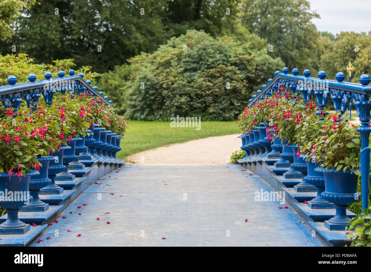 Alte blaue Brücke im Fürst Pückler Park Bad Muskau Deutschland Stockfoto