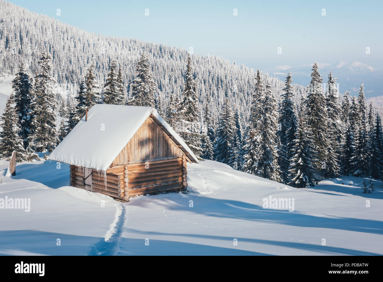 Fantastische Landschaft mit schneebedeckten Haus Stockfoto