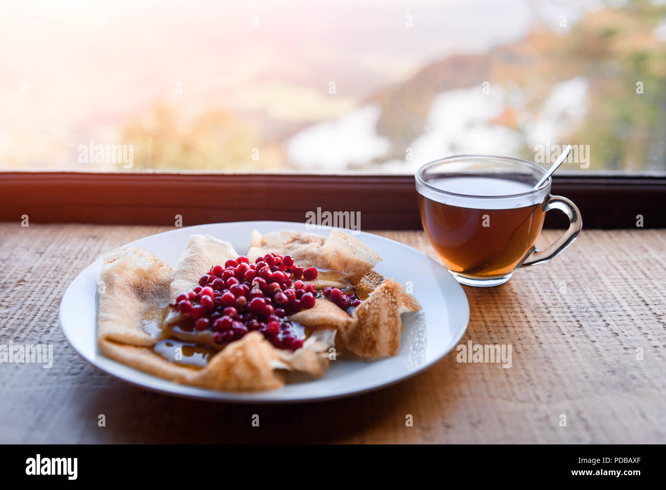 Pfannkuchen mit Cowberry und Honig Stockfoto