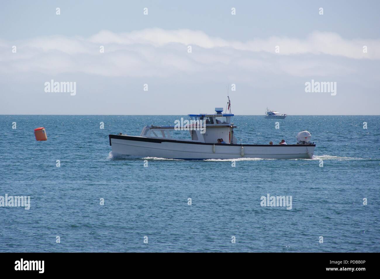 Ärmelkanal Misty Marine und Vergnügungsschifffahrt. Advektion Meer Nebel über einem blauen Meer. Englische Riviera, Torquay. Juni, 2018. Stockfoto