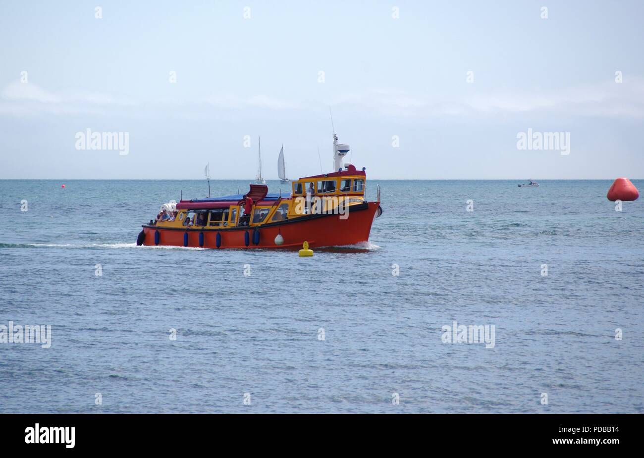 Orange Wasser Taxi Boot segeln Passagiere nach Paignton Hafen. Englische Riviera, Torquay. Juni, 2018. Stockfoto